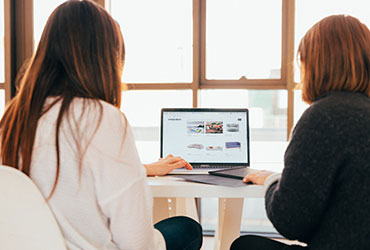 女性2人がPCを見ている画像